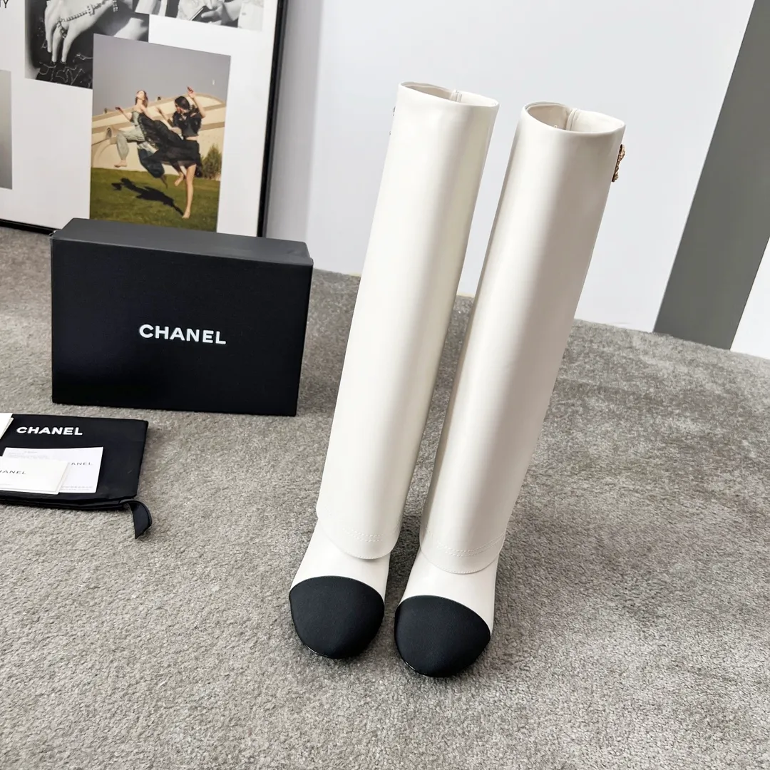 👟👟Ex-factory price 1000👟👟 High version of Chanel CHANEL, 🌞🌞🌞Xiaoxiang’s latest boots for autumn and winter 2025, a must-have item for this autumn and winter! ! Ms. Chanel loves simple yet irresistible combinations to show her unique style. Mix and match freely to shine⚡Follow Grandma’s fashion steps! ! ! The top-notch craftsmanship and texture are perfectly presented. No matter any details, you can compare them with the counters. The best quality products can be entered and exited from the counters at will! ! ❶Material: imported cowhide/sheep leather ❷Inner lining: cowhide lining ❸Foot pads: cowhide lining ❹Outsole: original Italian leather outsole ❺Heel height: 5.5cm ❻Boot shaft height: 15 inches ❼Number: 35-40 (40 and 41 are customized and non-refundable)